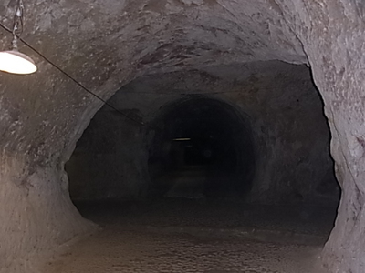 奥へと続くトンネル